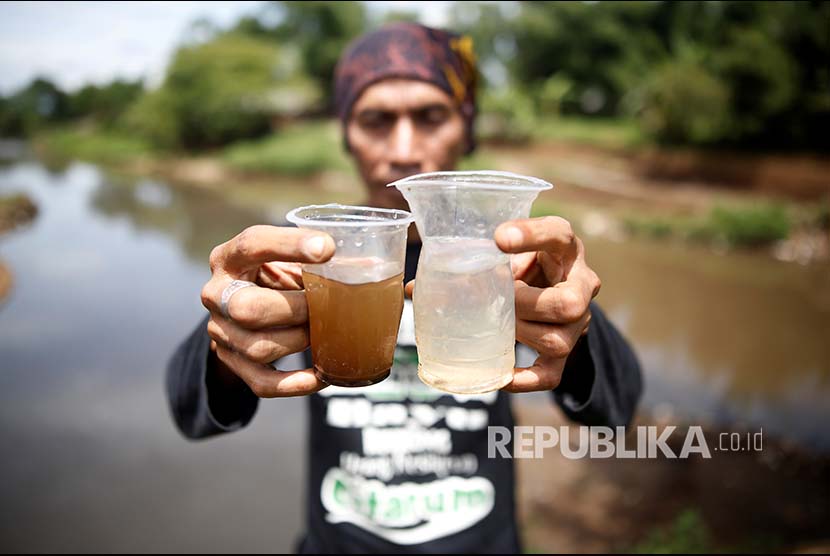 Aktivis lingkungan menunjukkan sampel air sungai Citarum di Majalaya Jawa Barat.
