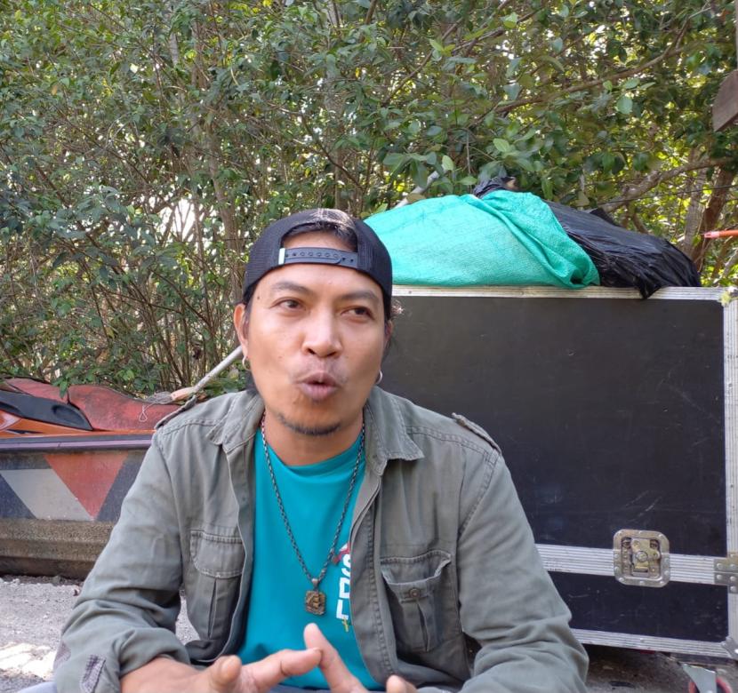 Aktivis lingkungan sekaligus gitaris band Navicula, Gede Robi, saat diwawancara di kawasan hutan mangrove Pemogan, Denpasar Selatan, Kota Denpasar, Bali, Kamis (19/9/2024). 