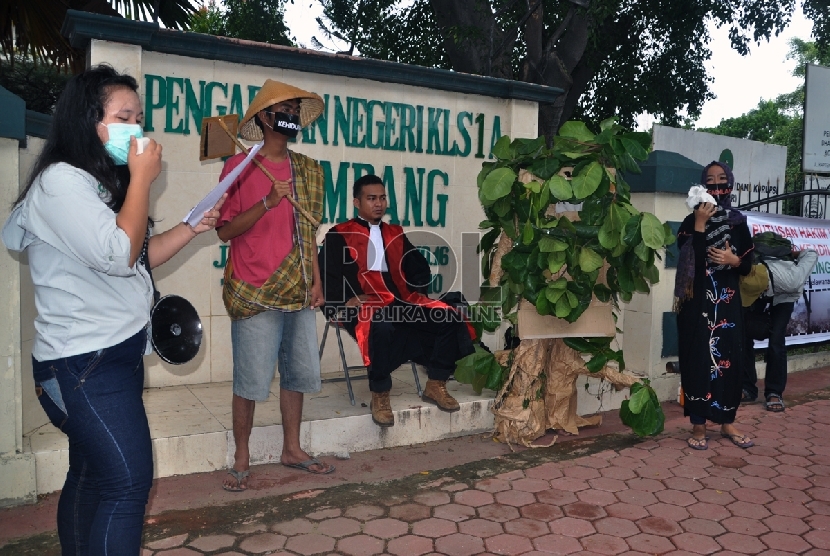  Aktivis lingkungan Walhi Sumatera Selatan (Sumsel) berunjuk rasa meminta majelis hakim mengabulkan gugatan Menteri LHK terhadap PT BMH di depan Pengadilan Negeri (PN) Palembang, Rabu (30/12). (Republika/Maspril Aries)