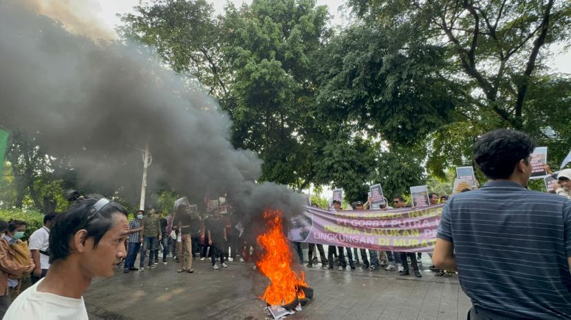 Aktivis lingkungan yang mengatasnamakan Aktivis Sumsel-Jakarta melakukan aksi unjuk rasa di Kementerian KLH.