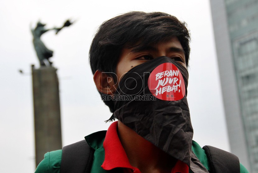   Aktivis mahasiswa melakukan aksi damai memperingati Hari Antikorupsi Sedunia di Bundaran Hotel Indonesia, Jakarta, Senin (10/12).(Republika/Yasin Habibi)