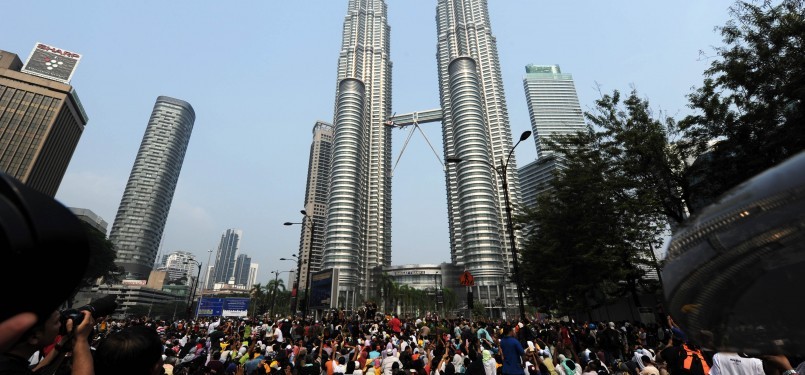 Aktivis Malaysia yang tergabung dalam Koalisi untuk Pemilu Bersih dan Fair, berkumpul dan bergerak di menuju Menara Kembar Petronas, Sabtu (9/7), di Kuala Lumpur. Koalisi menggelar demo bertajuk Bersih 2.0 itu menuntut reformasi pemilu di Malaysia.