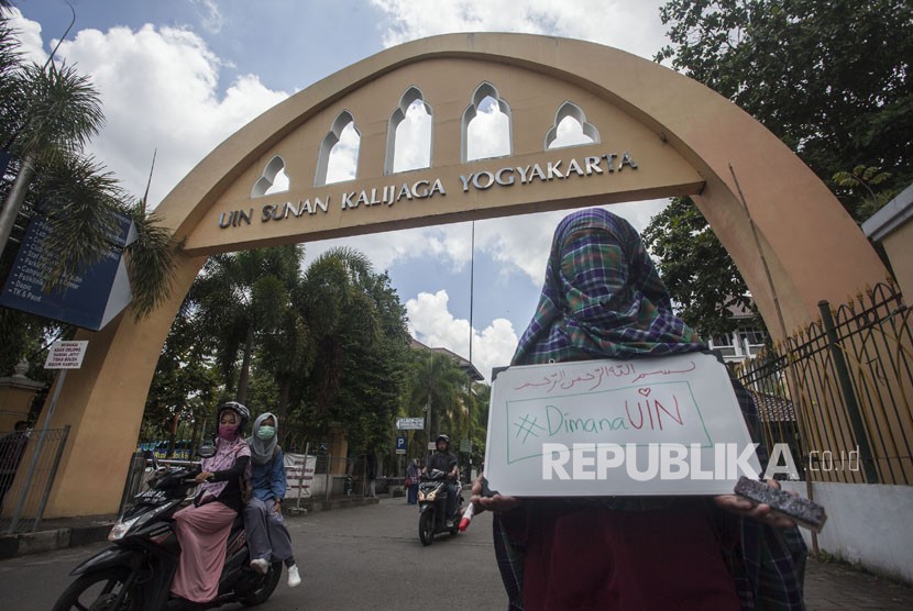 Aktivis melakukan aksi damai di kawasan Kampus UIN Sunan Kalijaga Yogyakarta, Sleman, DI Yogyakarta, Kamis (8/3).