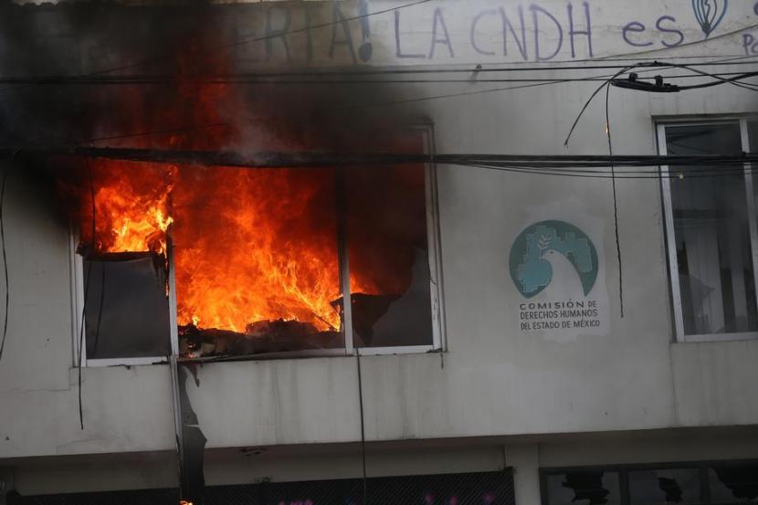 Aktivis membakar sebuah gedung milik komisi hak asasi manusia (HAM) pemerintah di Meksiko bagian tengah, Jumat (11/9).