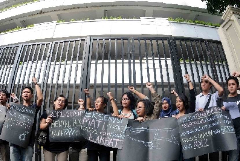 Aktivis mengelar aksi menolak hukuman mati di depan gedung Kejaksaan Agung, Jakarta, Selasa (28/4).