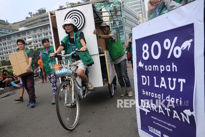  Aktivis mengenakan sepeda saat aksi Dukung Indonesia Bebas Sampah di Bundaran HI, Jakarta, Ahad (26/2).