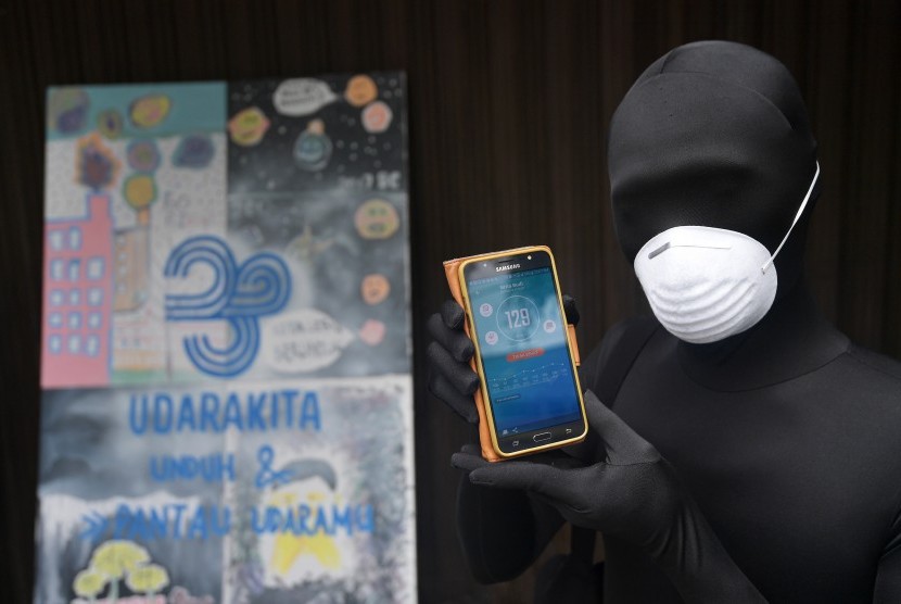 Aktivis menunjukkan aplikasi pemantau kualitas udara UdaraKita dari Greenpeace di Jakarta, Selasa (14/2). 
