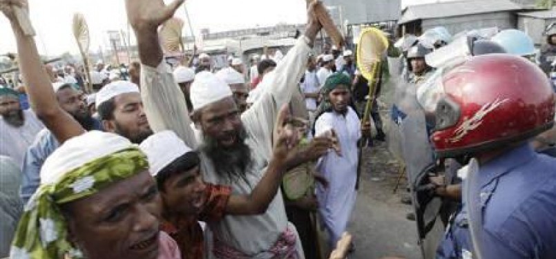 Aktivis Muslim dan aparat keamanan bentrok di Bangladesh.