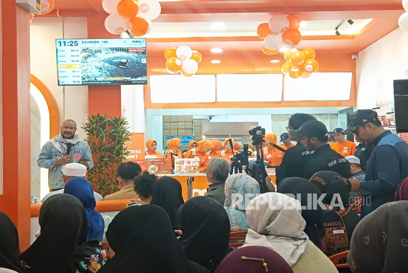Aktivis Palestina yang juga influencer Bang Onim hadir di acara Pembukaan Outlet Almaz Dipatiukur Dago