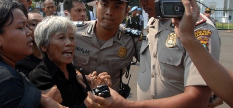 Aktivis pejuang Hak Asasi Manusia (HAM) Sumarsih (kedua kiri) bersama sejumlah aktivis lainnya dihadang sejumlah polisi ketika berusaha mendekat ke Istana Merdeka saat menggelar aksi unjuk rasa mengenang tujuh tahun wafatnya aktivis pejuang HAM Munir di de