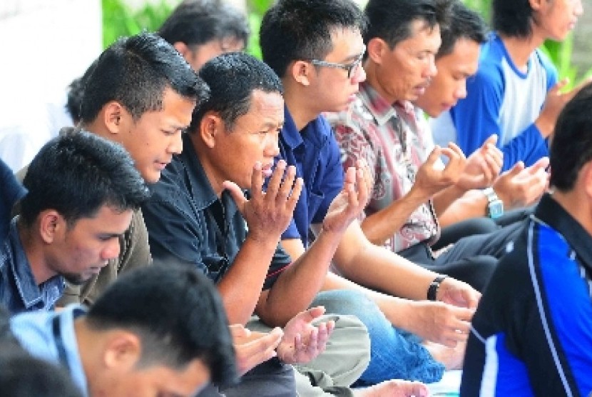 Aktivis pendukung KPK melaksanakan shalat Jumat di halaman gedung KPK, Jakarta, Jumat (30/1).