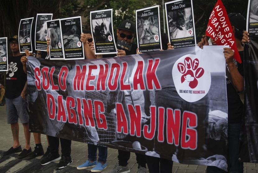 Aksi menolak perdagangan daging anjing. Anggota DPRD Solo sebut larangan makan daging anjing tak hanya butuh regulasi.