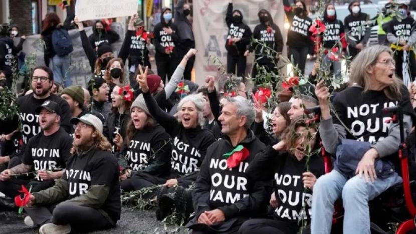 Aktivis perdamaian Yahudi melakukan aksi duduk menuntut gencatan senjata di Gaza, di Hollywood Boulevard di Los Angeles, Kamis (16/11/2023).