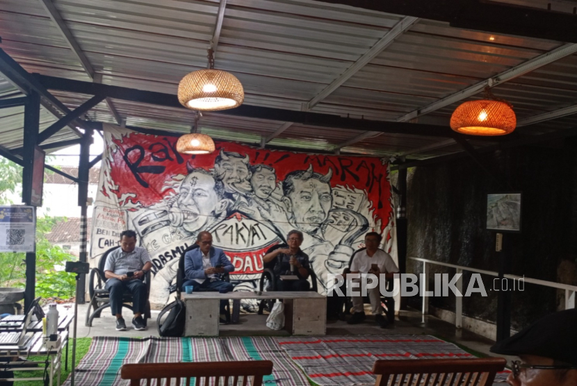 Aktivis perempuan, Ita Fatiya Nadiya (kedua kanan) menjadi salah satu pemantik diskusi bertajuk Srawung Demokrasi 8: Melawan Lupa Sejarah Pelanggaran HAM 1998 Hingga Era Prabowo yang digagas oleh Forum Cik Di Tiro pada Selasa, (19/08/2025). Ia menolak keras usaha penulisan ulang sejarah yang mengingkari peristiwa pemerkosaan massal 1998.