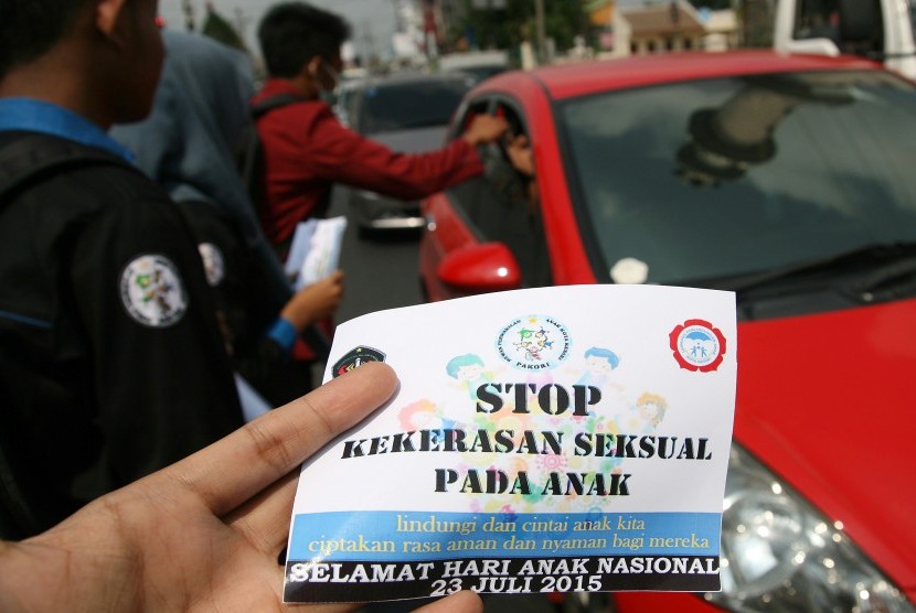 Aktivis perlindungan anak berorasi dan membagikan stiker antikekerasan seksual pada anak dalam rangka memperingati Hari Anak Nasional di Alun-Alun Kota Kediri, Jawa Timur, Kamis (23/7).