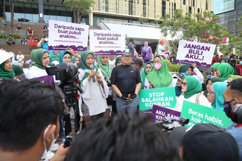 Aktivis PKB pengalangan petisi perlindungan anak Indonesia di sela kegiatan Car Free Day di Bundaran HI, Jakarta, Ahad (8/1/2023).