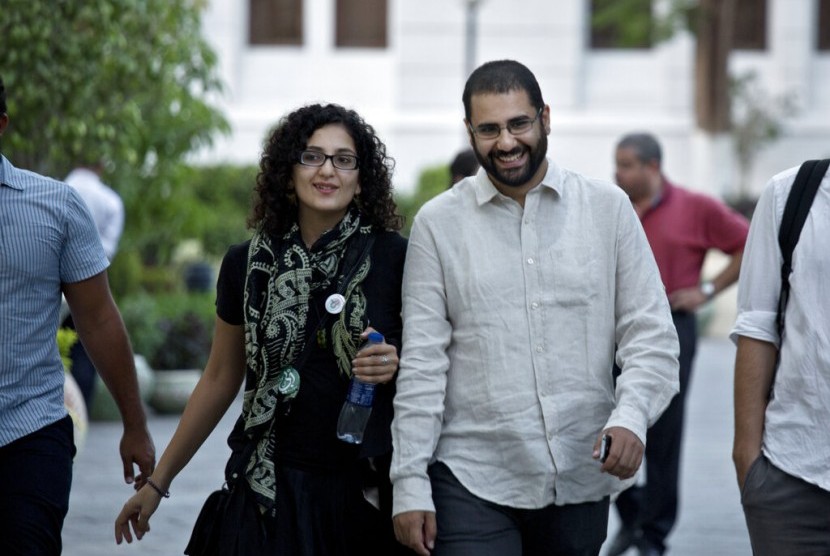Aktivis pro-demokrasi Mesir terkemuka Alaa Abdel-Fattah bersama saudarinya Mona Seif di American University di Kairo, dekat Alun-Alun Tahrir, Mesir, 22 September 2014.