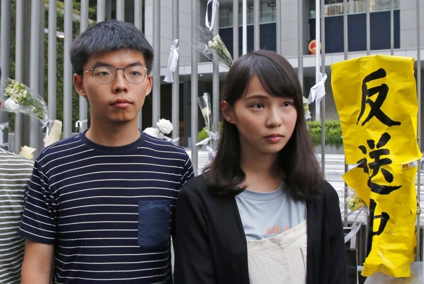 Aktivis prodemokrasi Hong Kong Joshua Wong (kiri) dan Agnes Chow .