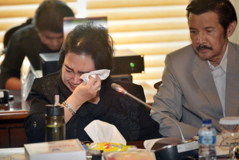 Aktivis Rachmawati Soekarnoputri (kiri) menangis saat beraudiensi dengan Wakil Ketua DPR Fadli Zon terkait dugaan makar di Kompleks Parlemen Senayan, Jakarta, Selasa (10/1). 