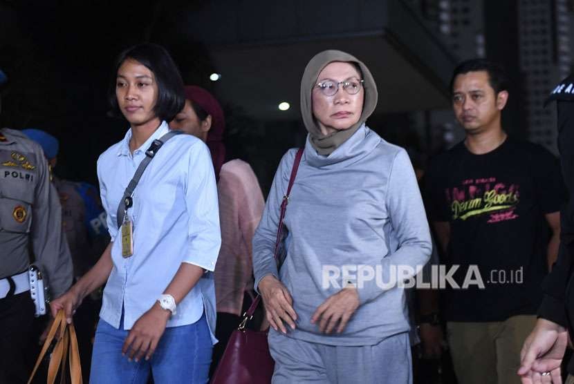 Aktivis Ratna Sarumpaet (kanan) tiba di Mapolda Metro Jaya untuk menjalani pemeriksaan di Jakarta, Kamis (4/10).