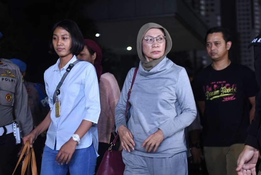 Aktivis Ratna Sarumpaet (tengah) tiba di Mapolda Metro Jaya untuk menjalani pemeriksaan di Jakarta, Kamis (4/10). Pelaku penyebaran berita bohong atau hoax itu ditangkap oleh pihak kepolisian di Bandara Soekarno Hatta saat akan pergi keluar negeri.