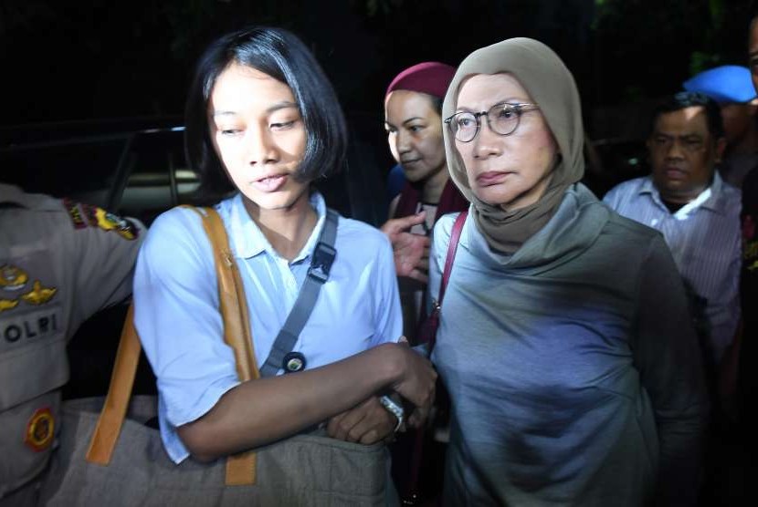 Aktivis Ratna Sarumpaet (tengah) tiba di Mapolda Metro Jaya untuk menjalani pemeriksaan di Jakarta, Kamis (4/10). Pelaku penyebaran berita bohong atau hoax itu ditangkap oleh pihak kepolisian di Bandara Soekarno Hatta saat akan pergi keluar negeri.