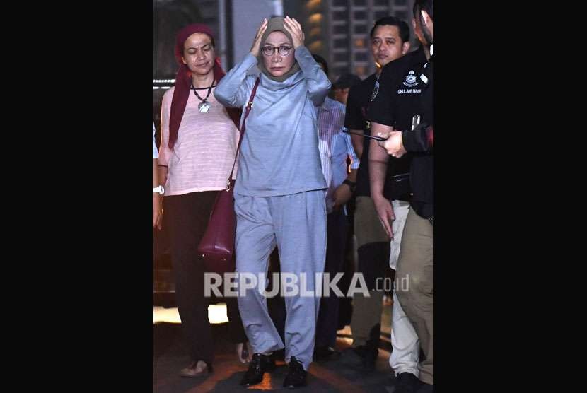Aktivis Ratna Sarumpaet (tengah) tiba di Mapolda Metro Jaya untuk menjalani pemeriksaan di Jakarta, Kamis (4/10). 
