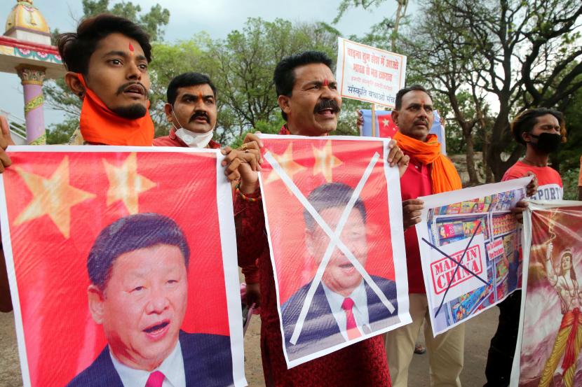 Aktivis Sanskriti Bhchan Manch meneriakkan slogan-slogan ketika mereka melakukan protes terhadap China, memegang poster-poster Presiden Cina Xi Jinping, di Bhopal, India, 16 Juni 2020. Menurut laporan media, seorang perwira Angkatan Darat India dan dua prajurit tewas dalam pertempuran fatal dengan tentara Cina di wilayah Lembah Galwan di Ladakh timur. 
