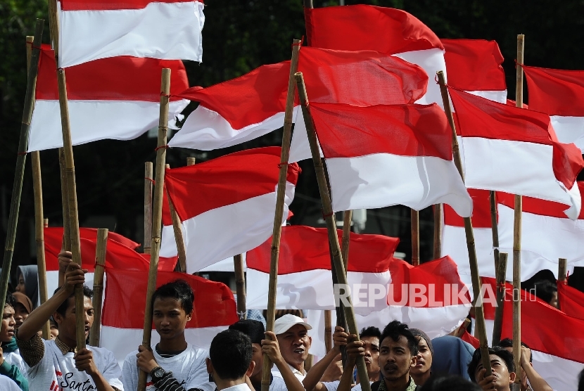  Aktivis Santri Indonesia melakukan aksi membawa bendera merah putih di Bundaran HI, Jakarta, Ahad (2/10).