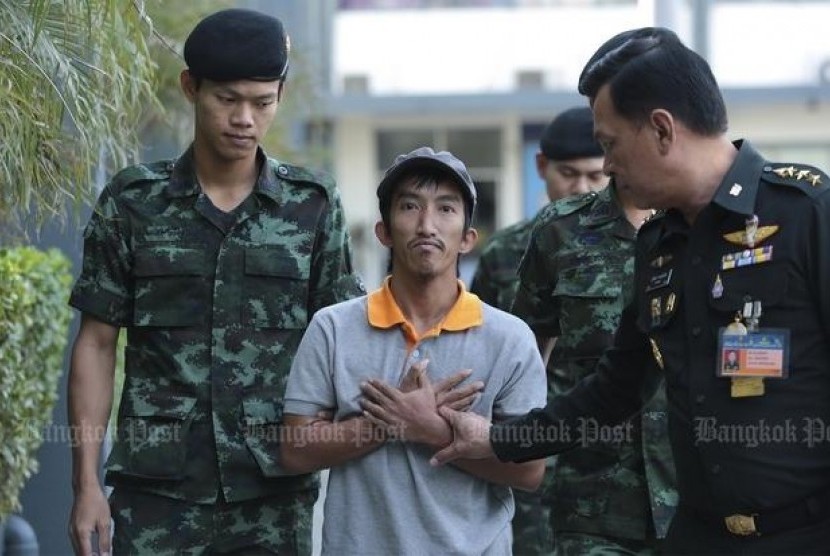 Aktivis Thailand Thanet Anantawong dibebaskan dengan jaminan.