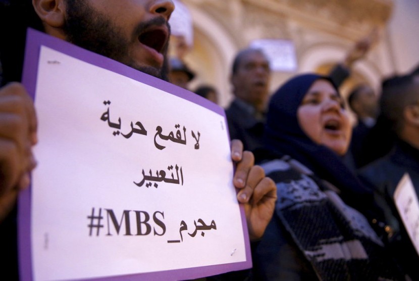 Aktivis Tunisia memegang poster bertuliskan 