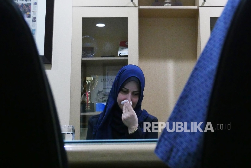 Widya Sha’at, activist from Palestine, shed her tears when sharing stories about women and children's condition in Gaza. She visited Republika office in Jakarta, Thursday (7/21).  (Republika/ Darmawan)