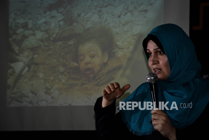 Aktivis wanita dari Gaza, Palestina Widyan Sha’at menunjukan foto seorang anak yang menjadi korban Gaza saat menjadi pembicara dalam diskusi yang bertemakan Wanita dan Anak di Gaza yang diadakan di Jakarta, Rabu (20/7)