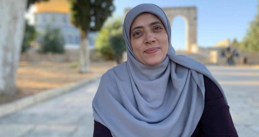 Aktivis wanita Palestina Khadija Khweis (45 tahun) dilarang memasuki Masjid Al Aqsa selama satu minggu. Aktivis Wanita Palestina Dilarang Memasuki Masjid Al Aqsa