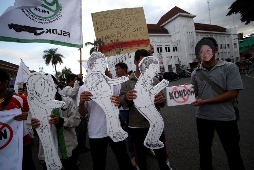  Aktivis yang tergabung dalam Forum Silaturahim Lembaga Dakwah Kampus (FSLDK) Indonesia melakukan aksi menolak pembagian kondom di Perempatan Kantor Pos Besar, Yogyakarta, Ahad (1/12). 