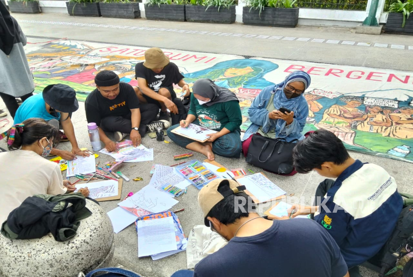 Aktivis yang tergabung dalam Jaringan Masyarakat Peduli Iklim (Jampiklim) DIY menggelar aksi Jumat Wagen bertajuk Mewarnai Bumi, Menyambut Hari Tani di depan Gedung Agung Yogyakarta, Jumat (19/9/2025).