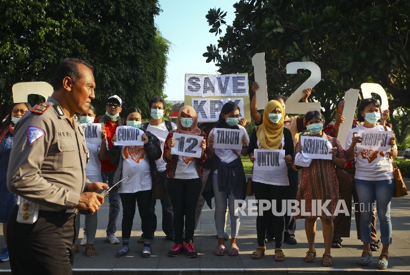 Aktivis yang tergabung dalam koalisi masyarakat sipil anti korupsi dan perempuan Indonesia anti korupsi melakukan aksi demonstrasi di depan Hotel Ambarukmo Plaza, Sleman, Yogyakarta, Kamis (8/10). 