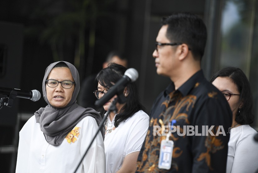 Aktivis yang tergabung dalam Kolisi Masyarakat Sipil untuk KPK Bersih bersama Kepala Biro Humas KPK Febri Diansyah (kiri) memberikan keterang pers usai bertemu pimpinan KPK di gedung KPK, Jakarta, Kamis (29/8/2019).