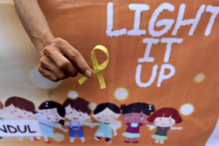 Aktivis yang tergabung dalam Yayasan Kasih Anak Kanker Indonesia (YKAKI) melakukan aksi peduli kanker di Monumen Mandala Makassa, Sulawesi Selatan, Senin (15/2).