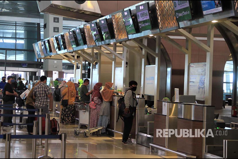 Aktivitas Bandara Internasional Soekarno Hatta, Tangerang, Banten, Jumat (6/8). Bandara Soekarno-Hatta menorehkan pencapaian positif pada ajang global Skytrax World Airport Awards 2021 yang digelar untuk memberikan penghargaan bagi bandara-bandara terbaik di dunia. 