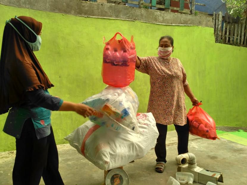  Aktivitas Bank Sampah yang lebih dikenal dengan nama Bank Ramah Lingkungan (Ramli) Sidodadi terus aktif menerima setor sampah dan pilah sampah dari para nasabahnya. Keberadaan Bank Ramli semakin dikenal oleh warga karena selain membantu perekonomian, keberadaan Bank Ramli juga lebih efektif untuk mengedukasi masyarakat terkait sampah dan meningkatkan kepedulian lingkungan.