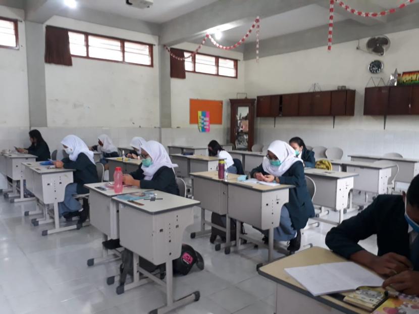 Aktivitas belajar dan mengajar di SMAN 2 Kota Malang.