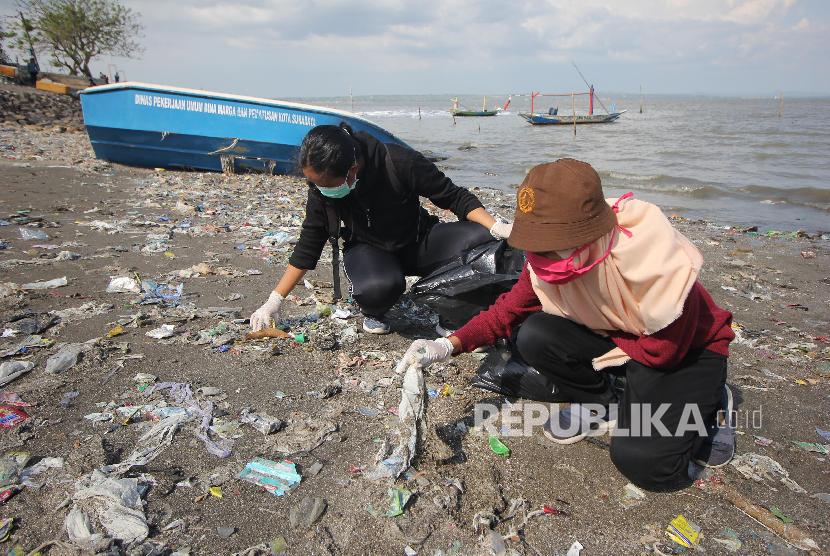 KLHK siapkan lima strategi mengatasi masalah sampah. Foto aktivitas bersih-bersih pantai dari beragam sampah dari laut (Ilustrasi).