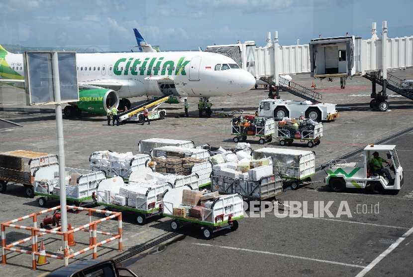 Aktivitas bongkar muat bagasi pesawat di Bandar Udara Ngurah Rai, Bali, Rabu (18/5). (Republika /  Yasin Habibi)