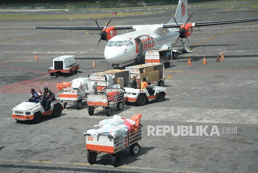 Aktivitas bongkar muat bagasi pesawat di Bandar Udara Ngurah Rai, Bali, Rabu (18/5).(Republika /  Yasin Habibi)