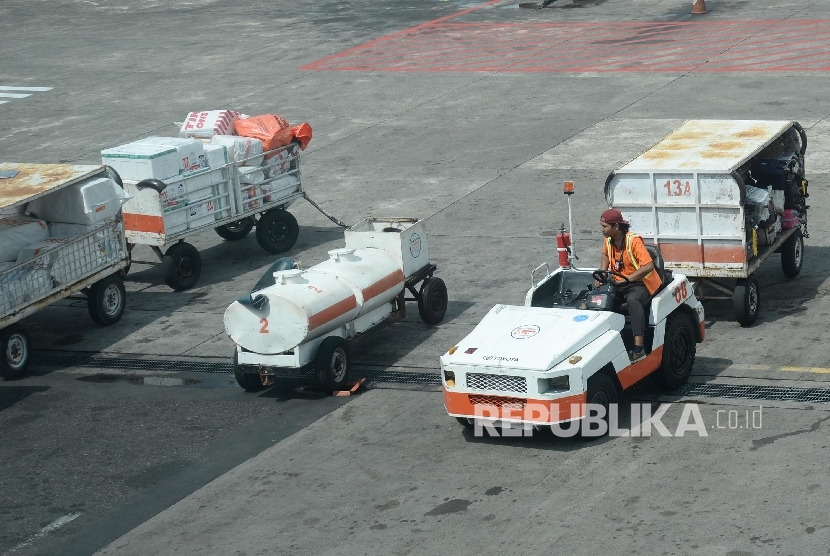 Aktivitas bongkar muat bagasi pesawat di Bandar Udara Ngurah Rai, Bali, Rabu (18/5). (Republika /  Yasin Habibi)