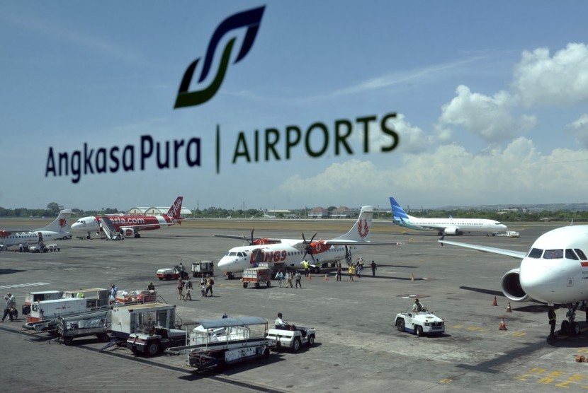 Aktivitas bongkar muat barang di Bandara Ngurah Rai, Denpasar, Bali, Rabu (27/4). 