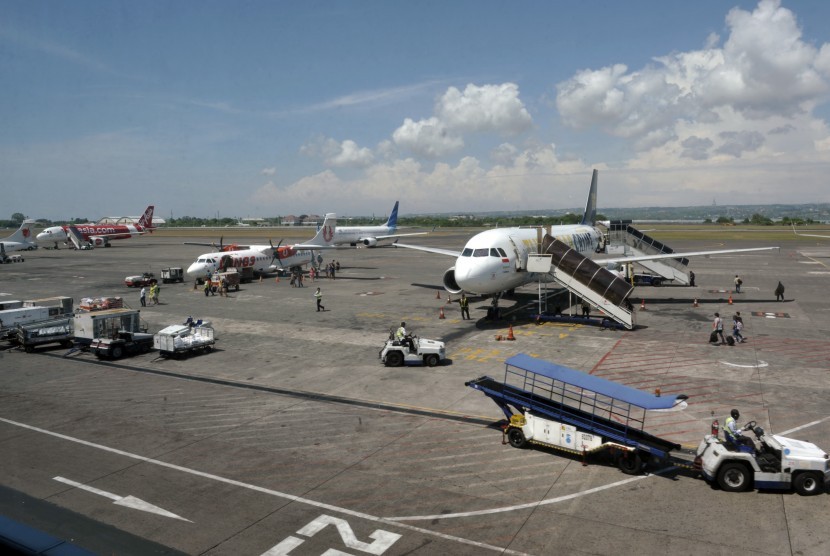 Aktivitas bongkar muat barang di Bandara Ngurah Rai, Denpasar, Bali.