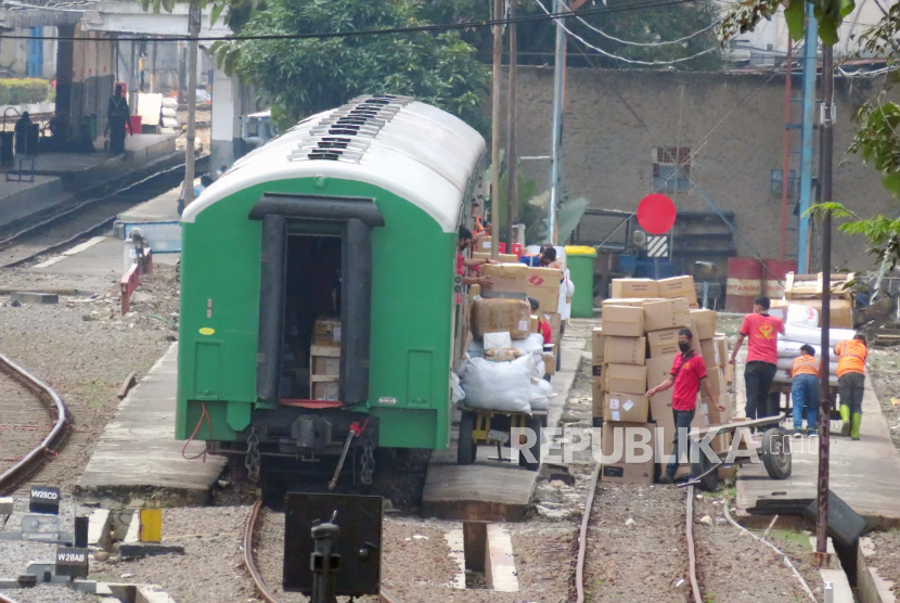 Aktivitas bongkar muat barang di Stasiun Bandung, Jalan Stasiun Barat, Kota Bandung.