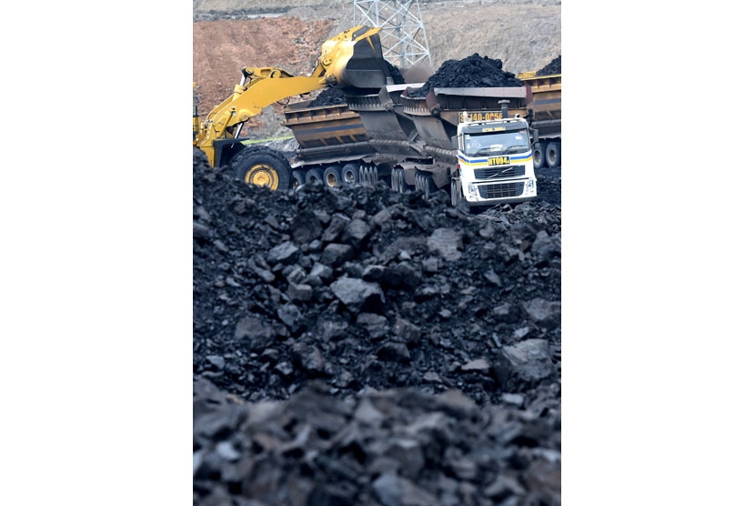Aktivitas bongkar muat batubara di area pertambangan.APBI menilai Sanksi denda dalam kebijakan DMO dinilai tidak efektif